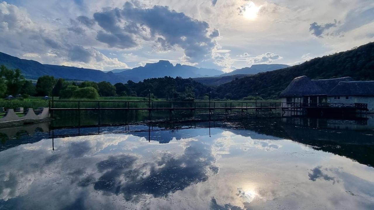 Dragon Peaks Mountain Resort Champagne Valley Exterior photo